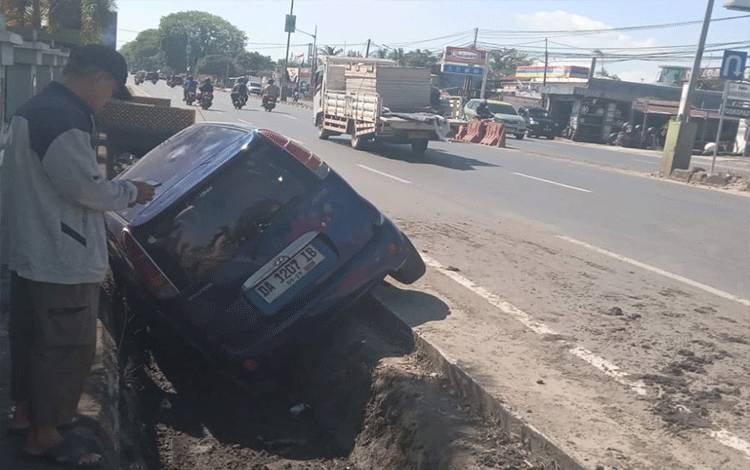 Mobil Terperosok ke Selokan di A Yani Km 21 Banjarbaru, Sopir Alami Patah Tulang