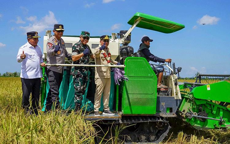 Pemprov Kalteng Salurkan Puluhan Alsintan untuk Tingkatkan Produktivitas Petani Kapuas