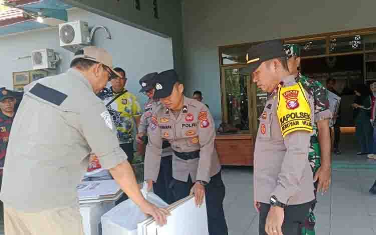 Logistik Pilkades Serentak Didistribusikan, Camat Seruyan Hilir Pastikan Surat Suara Tiba Tepat Waktu