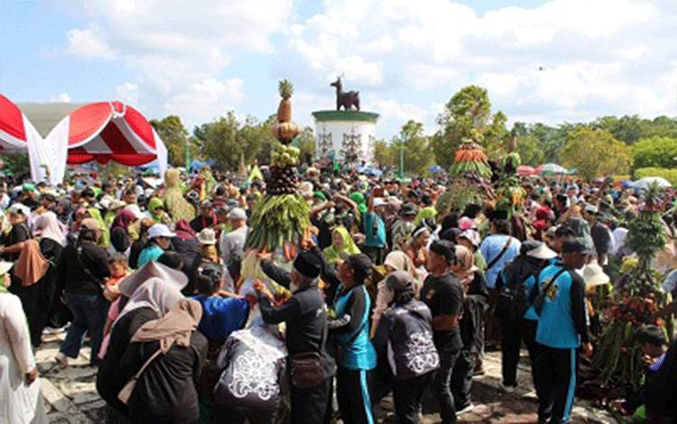 Ribuan Warga Serbu Gunungan Hasil Panen, Tradisi Syukur Grebeg Suro Lamandau Tetap Terjaga
