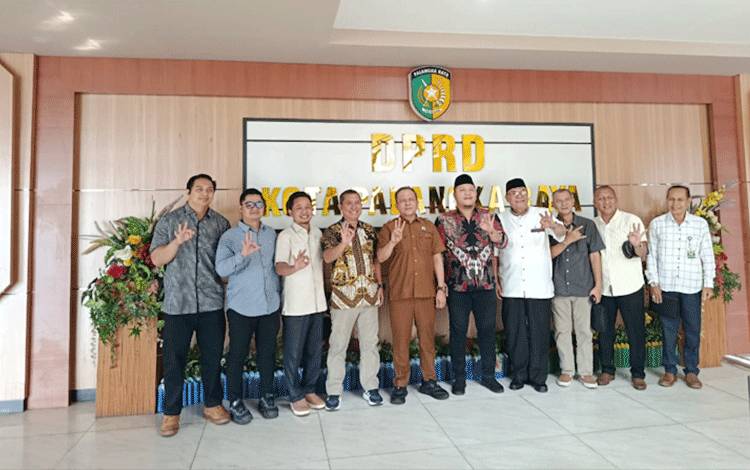 Ketua Bapemperda DPRD Palangka Raya Terima Kunjungan Komisi III DPRD Banjarbaru