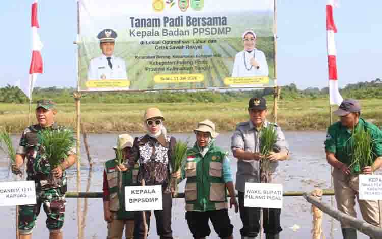 Wabup Pulang Pisau Tanam Padi Bersama Kementan, Perkuat Kolaborasi Ketahanan Pangan