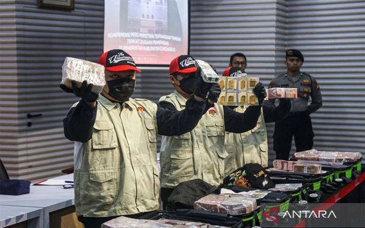 KPK Sita Barang Bukti Rp21,2 Miliar dari OTT Bupati Sukoharjo