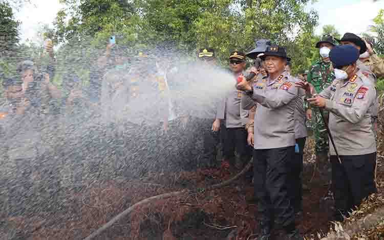 Kapolda Kalteng Tinjau Lokasi Karhutla di Tumbang Nusa, Pastikan Penanganan Berjalan Maksimal