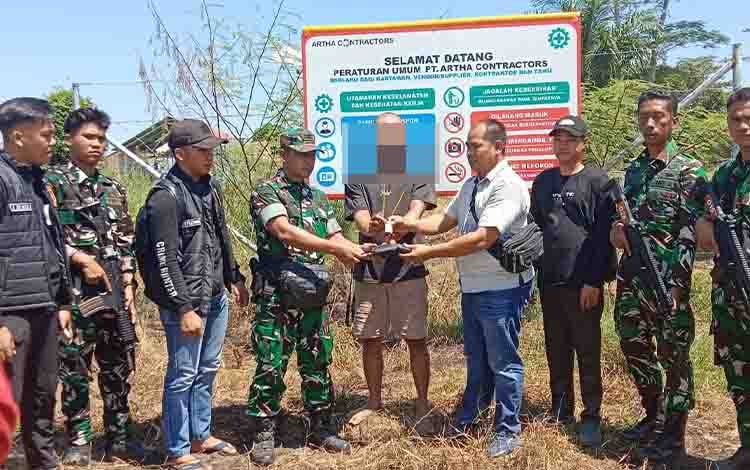 Kodim 1012/Buntok Gagalkan Pencurian Aset PT AC, Dua Terduga Pelaku Ditangkap Bersama Satu Paket Diduga Sabu
