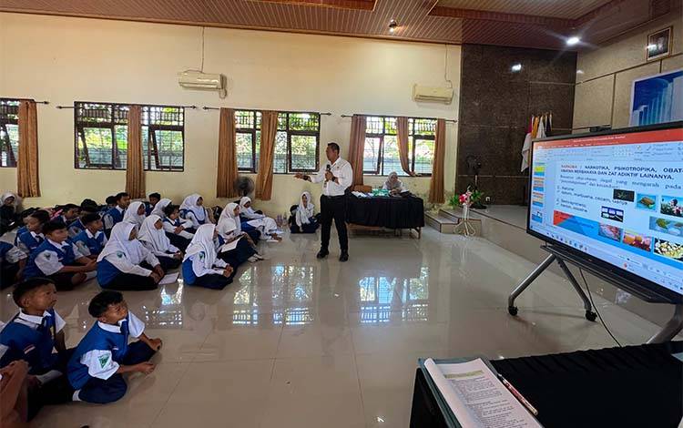 Isi MPLS, Satresnarkoba Polres Kapuas Bekali Siswa SMPN 2 Selat Pengetahuan Bahaya Narkoba