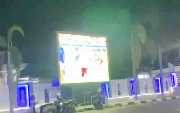 Nobar Pildun di Sudut Kota Kuala Kapuas, Videotron Stadion Panunjung Tarung Jadi Magnet Warga