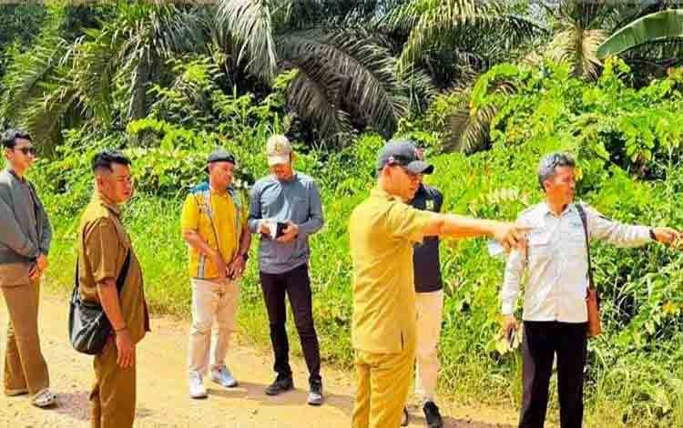 Camat Batu Ampar dan Tim PUPR Seruyan Survei Jalan Sandul - Sukamandang