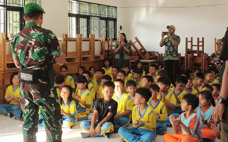 Yonif TP 924/Uria Mapas Bekali Siswa SDN 2 Pasar Panas dengan Pendidikan Karakter dan PBB