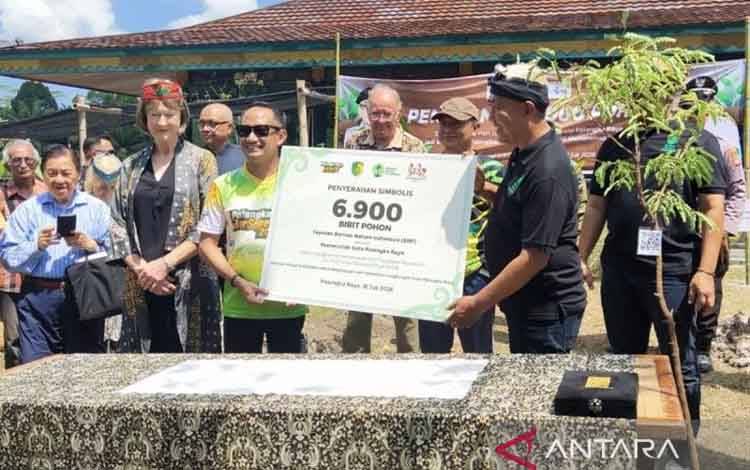 Pemko Palangka Raya-YBNI Perkuat Pengelolaan Lingkungan Serahkan 6.900 Bibit