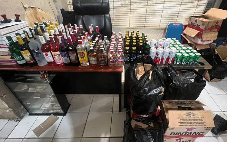 Polisi Tangkap Pengedar Ganja-Minuman Beralkohol Ilegal