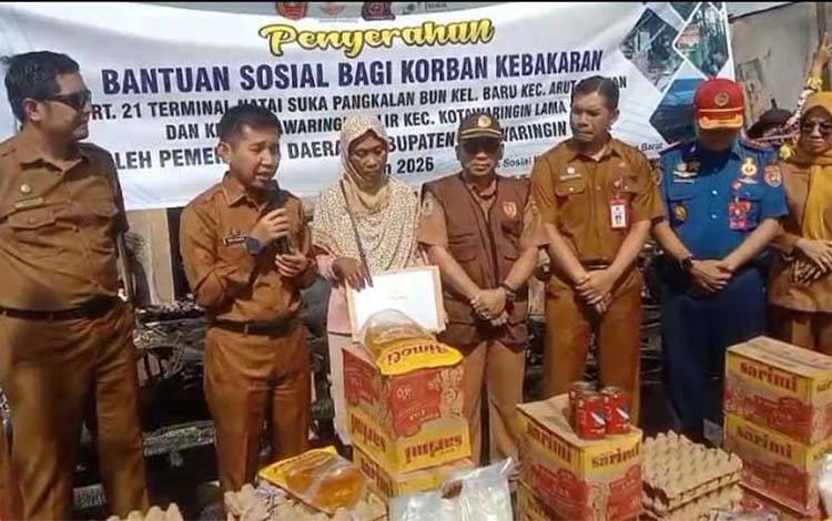 Pascakebakaran di Kelurahan Baru, Pemkab Kobar Serahkan Bantuan dan Pulihkan Dokumen Korban