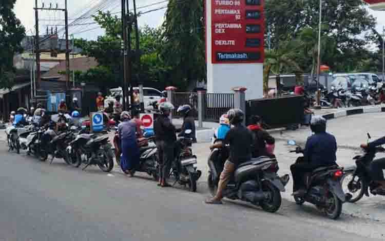 Antrean BBM di SPBU Pangkalan Bun Kian Mengular