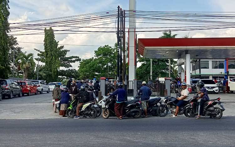 Antrean Kendaraan di SPBU Pangkalan Bun Mengular, Pemkab Kobar-Pertamina Bilang Begini