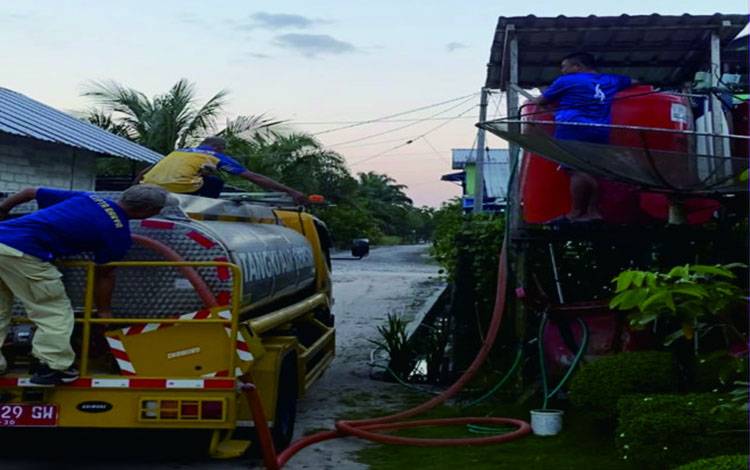 Dinas PUPR Kobar Distribusikan Air Bersih untuk Warga Terdampak Kekeringan di Pangkalan Bungur