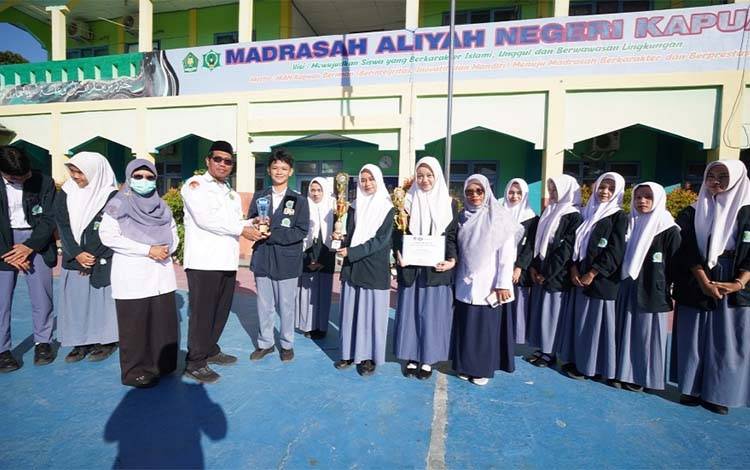 Piala Juara 3 kategori Color Guard Contest yang dipamerkan di MAN Kapuas, Selasa, 21 Juli 2026. (FOTO: Rina)