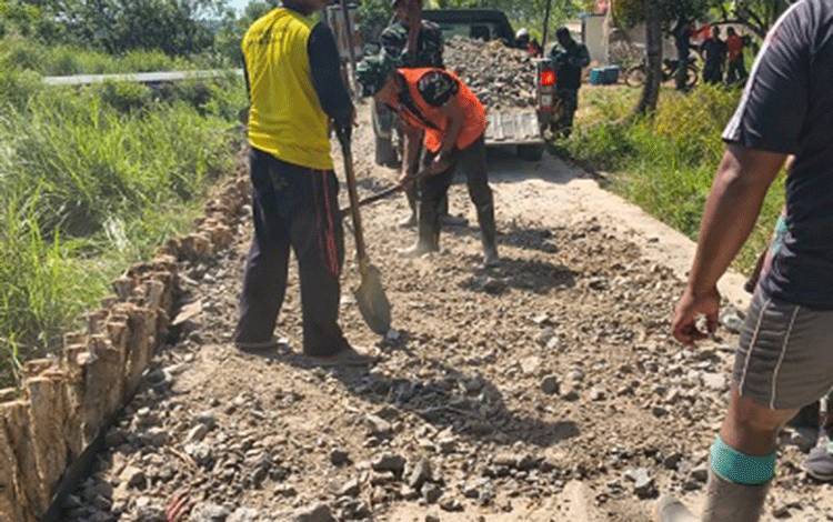 Satgas TMMD Reguler ke-129 Tingkatkan Badan Jalan 1,2 Kilometer di Desa Bandaraya