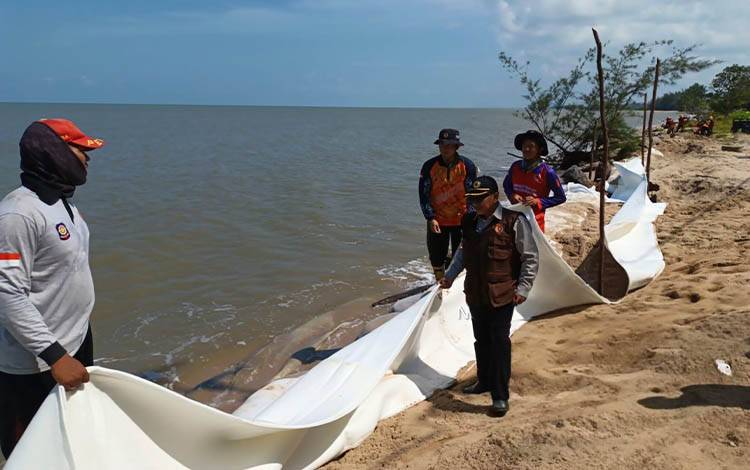 BPBD Kobar Pasang 550 Geobag Cegah Abrasi di Pesisir Kumai