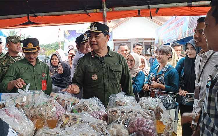 Bupati Barito Utara Tebar Benih Ikan di DAM Trinsing