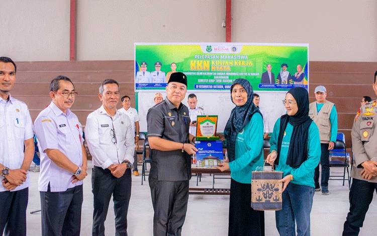 Mahasiswa KKN UNISKA Diminta Fokus Perkuat Literasi Digital hingga UMKM Desa di Kapuas