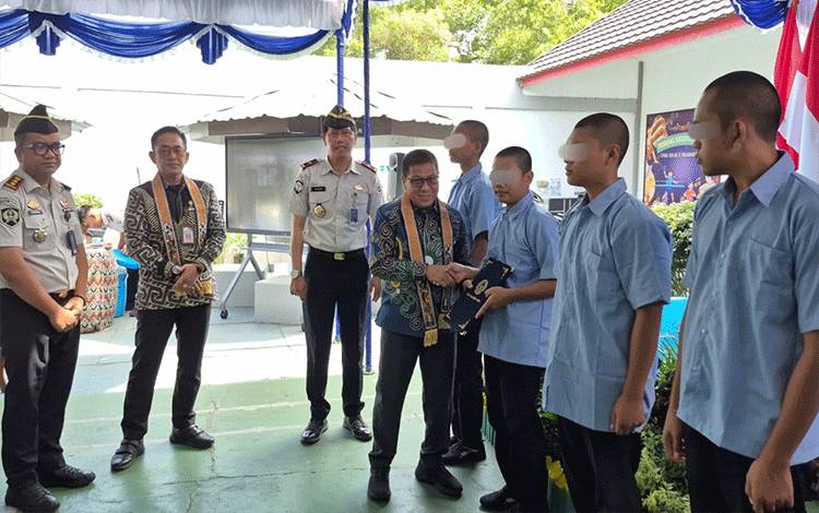 Kanwil Ditjenpas Kalteng Berikan Remisi, Ijazah dan Beasiswa bagi Anak Binaan