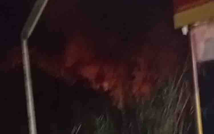 Ancaman Kebakaran Lahan di Banjarmasin Kian Serius, Kobaran Api Malam Hari Dekati Alfamart Jalan Gubernur Soebardjo