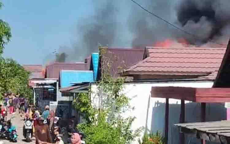 Kebakaran Melanda Permukiman Padat di Perbatasan Kalteng-Kalsel, Tiga Rumah Sudah Ludes