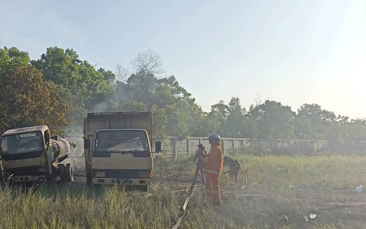 Pembakaran Dokumen Bekas Sebabkan Dua Truk dan Lahan di Sampit Ikut Terbakar