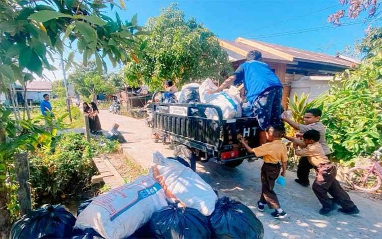 Cegah Sarang Nyamuk, Warga dan Mahasiswa KKN di Kapuas Hilir Gelar Aksi Bersih Sampah Plastik