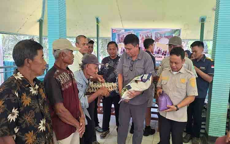 PT BAP Salurkan Bantuan Sembako untuk Masyarakat Desa Selunuk