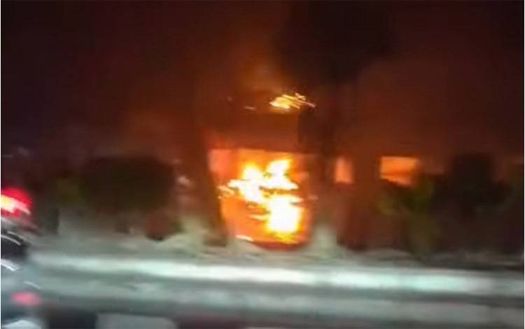Warung Dekat Kediaman Mantan Bupati Kobar Terbakar