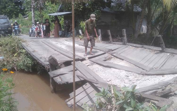 Jembatan Penghubung di Tamban Catur Kapuas Ambruk