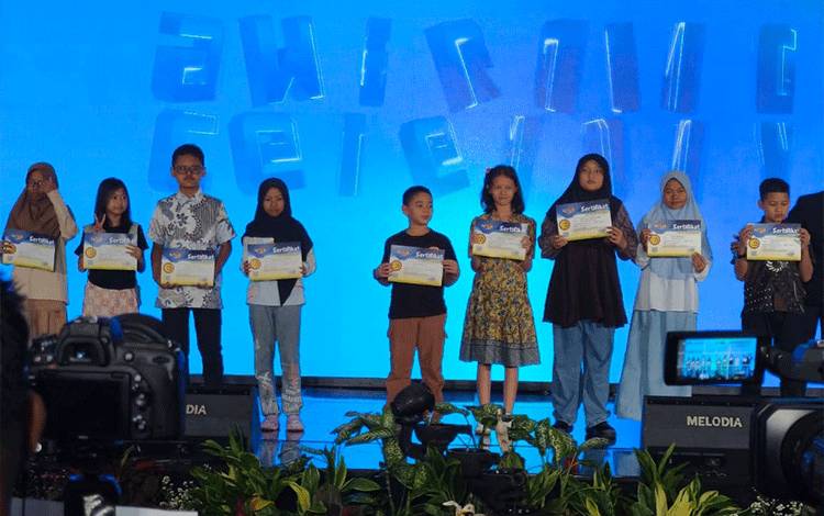 Siswi Kembar Barito Timur Tembus Podium Nasional Olimpiade Bahasa Inggris FABI 15