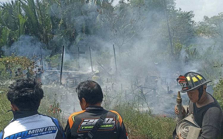 Kebakaran Melalap Lahan dan Bangunan Panggung di Aluh-Aluh Banjar