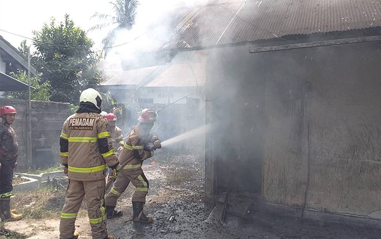 Barak Dua Pintu di Panarung Palangka Raya Terbakar