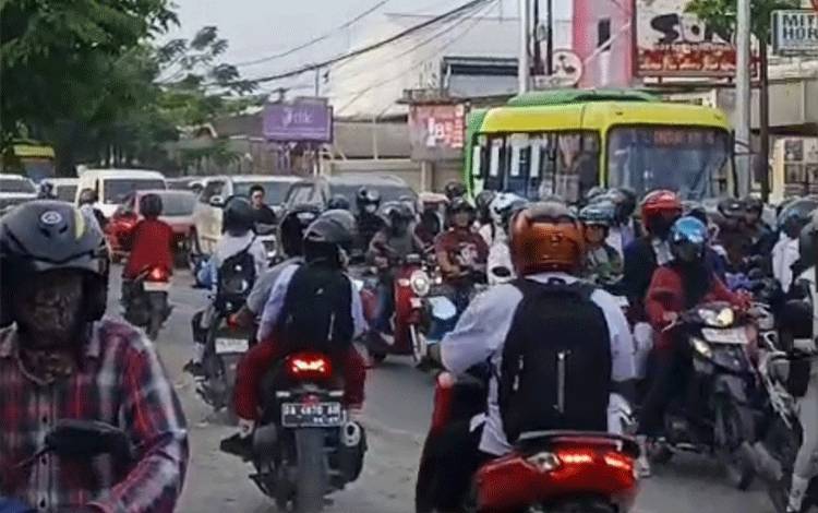 Jalan Pramuka Banjarmasin Macet Parah Imbas Penutupan Total Ruas Sei Lulut