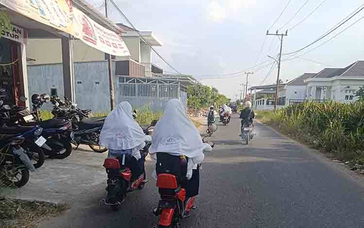 Pelajar Gunakan Sepeda Listrik Tanpa Helm Semakin Lumrah di Kuala Kapuas