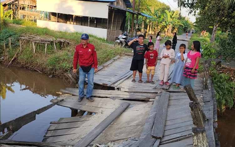 Langkah Darurat Jembatan Tamban Baru Timur: Dinas PUPR Kapuas Siapkan Kayu Ulin, Waktu Pengerjaan Belum Dipatok