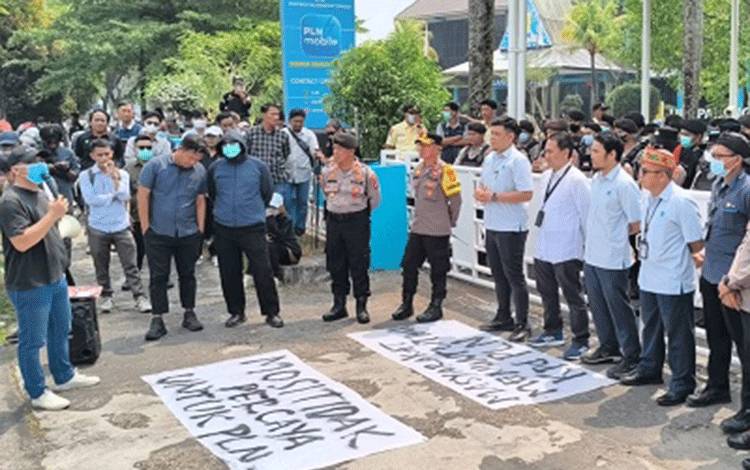 Aliansi Palangka Raya Gelap Gelar Aksi Damai di Kantor PLN, Minta Pertemuan Langsung Pimpinan Wilayah