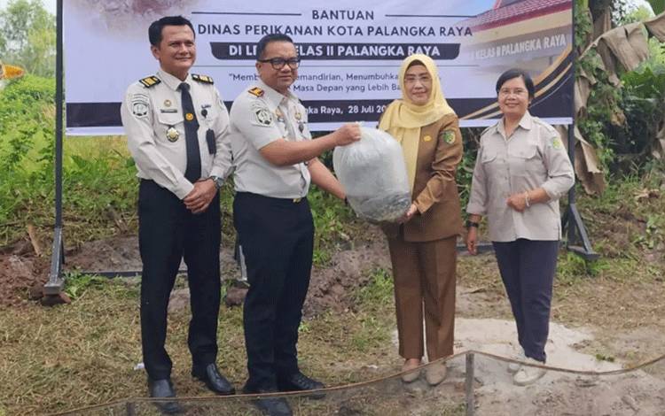 Dinas Perikanan Palangka Raya Salurkan 3.000 Benih Ikan Lele ke LPKA
