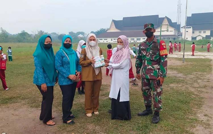 Kelurahan Kalampangan Bagikan 1.000 Masker Cegah Dampak Asap Karhutla