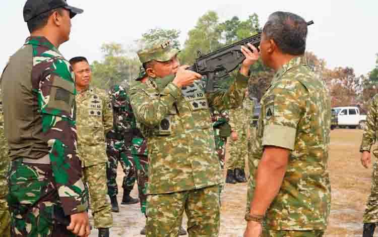 Satu Tahun Kodam XXII/Tambun Bungai, Pangdam Tinjau Lomba Menembak, Tegaskan Kemampuan Dasar Prajurit