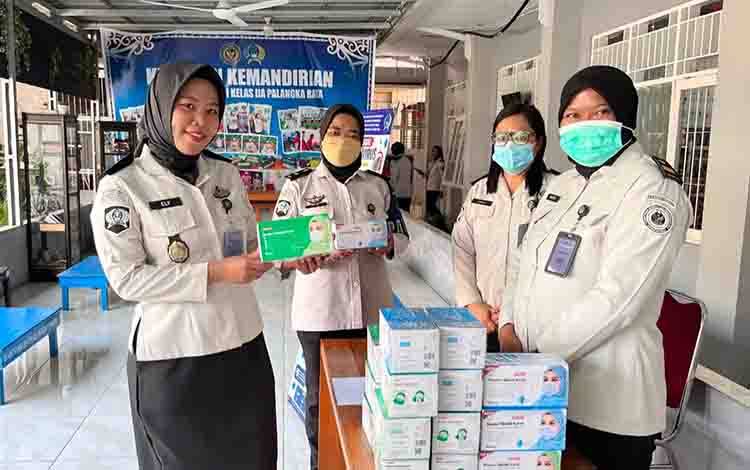 Kualitas Udara Sangat Tidak Sehat, Lapas Perempuan Palangka Raya Bagikan Masker