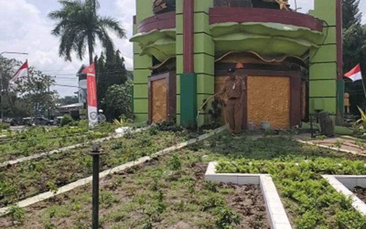 Butuh 40 Ribu Liter Air per Hari untuk Selamatkan Tanaman Sepanjang Jalan Kota Sampit Saat Musim Kemarau