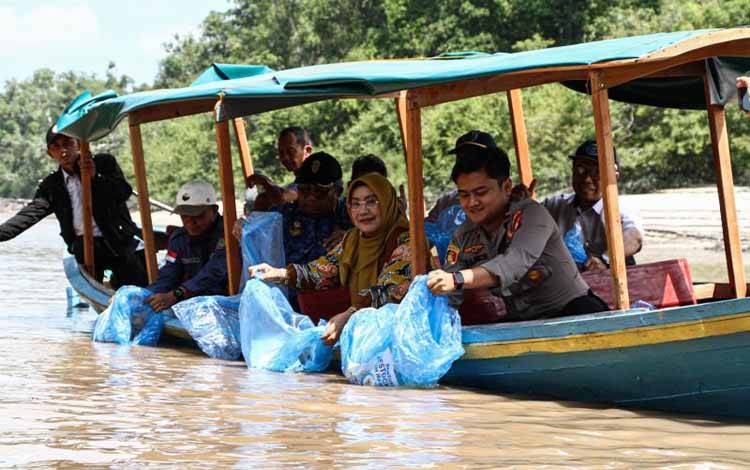 Palangka Raya Tebar 525 Ribu Benih Ikan untuk Perkuat Ketahanan Pangan