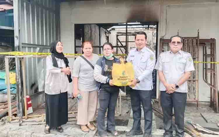 Lurah Langkai Serahkan Bantuan untuk Warga Terdampak Kebakaran di Jalan RA Kartini