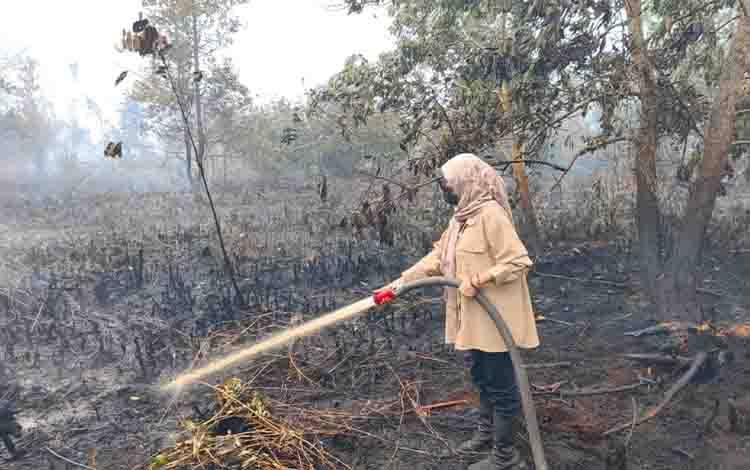 Cegah Api Meluas, Lurah Kalampangan Turun Langsung Lakukan Penyemprotan Lahan Karhutla
