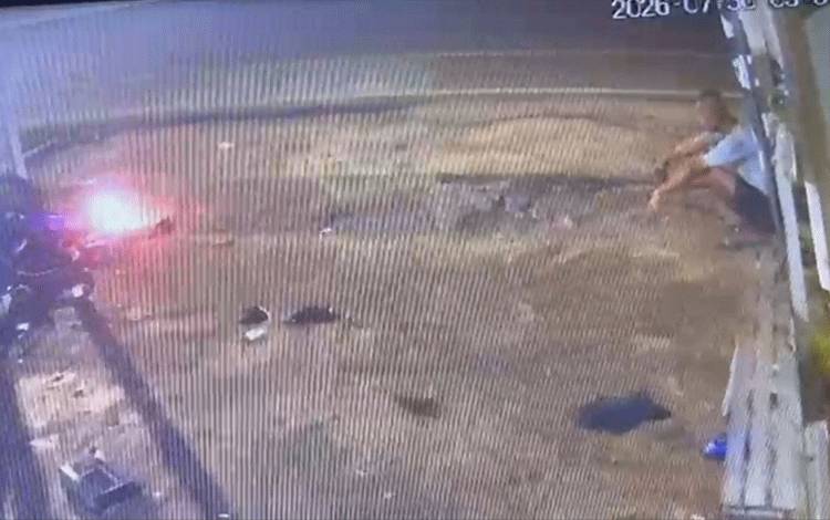Aksi Bakar Ban Bekas di Halaman Bengkel Jalan Tambun Bungai Kapuas Diduga Dilakukan ODGJ Terekam CCTV