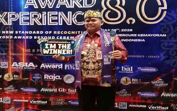 Kepala DKUKMPP Lamandau Raih Indonesia Visionary Leader Award 2026