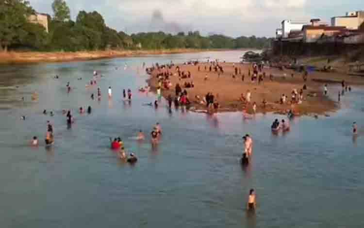 Pesona Gosong Pasir Muara Sungai Bulik Kembali Muncul, Warga Diimbau Jaga Keselamatan